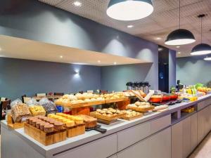 a bakery with many different types of food on display at Flat Funchal JK Limpeza Diária, Internet 300mb in Sao Paulo