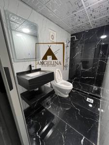 Angelina Luxury Camp في العقبة: حمام مع حوض ومرحاض