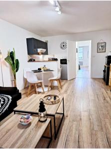 ein Wohnzimmer mit einem Sofa und einem Tisch in der Unterkunft Appartement Cosy Proche Gare - Fibre Optique et Parking in Angoulême