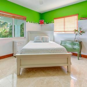 Ένα ή περισσότερα κρεβάτια σε δωμάτιο στο Palm Harbor