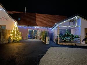 uma casa decorada com luzes de Natal e uma árvore de Natal em Le Refuge du Rempart em Dambach-la-Ville