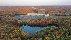 una vista aerea di un edificio nel mezzo di una foresta di Resorts World Catskills a Monticello