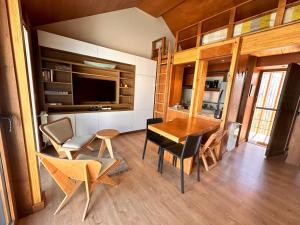 sala de estar con mesa de comedor y sillas en Hermoso 2 ambientes, céntrico, 4 pax, muy cálido y cómodo 18V4 en San Martín de los Andes