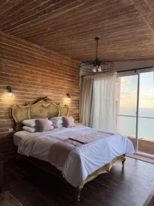 um quarto com uma cama grande e uma parede de madeira em Sea View Cabin em Alexandria