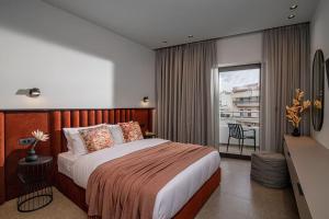 ein Schlafzimmer mit einem großen Bett und einem Balkon in der Unterkunft The Green Penthouse in Iraklio