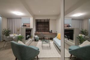 ein Wohnzimmer mit Couch und ein Esszimmer in der Unterkunft The Green Penthouse in Iraklio