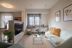 ein Wohnzimmer mit Sofa und Tisch in der Unterkunft The Green Penthouse in Iraklio