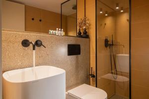 ein Badezimmer mit Dusche, Toilette und Waschbecken in der Unterkunft The Green Penthouse in Iraklio + 29 Fotos