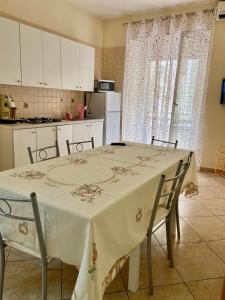 une cuisine avec une table, des chaises et un chiffon de table blanc dans l'établissement BlessingNarrowStreet95, à Naples