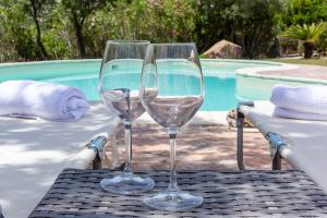 多木斯馬里亞的住宿－Villa Paradise，两个酒杯坐在桌旁的桌子上