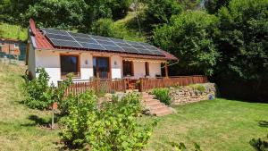 una pequeña casa con paneles solares en el techo en Ferienhaus Manoury am Klosterbrunnen en Waldeck