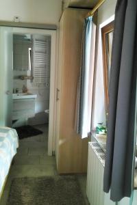 1 dormitorio con cama y baño con espejo. en Ferienhaus Manoury am Klosterbrunnen, en Waldeck