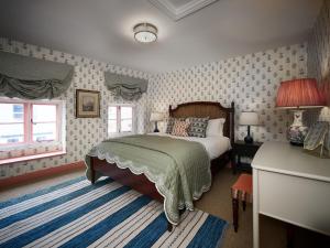 a bedroom with a bed and a window at Townhouse Suites- Abbey Row in Malmesbury