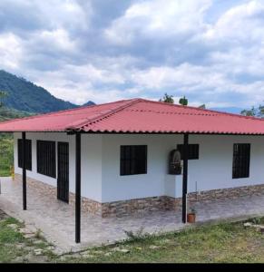 Nespecifikovaný výhled na hory nebo výhled na hory při pohledu z venkovského domu