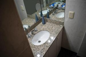 - Baño con 3 lavabos y 2 espejos en Estudio Petite Arroyo en Buenos Aires