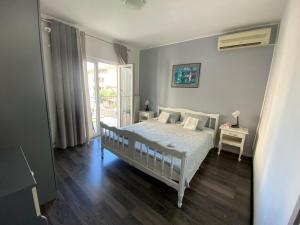 sypialnia z łóżkiem i oknem w obiekcie Black and White Apartment - 2 bedrooms, walk to the beach w Duće