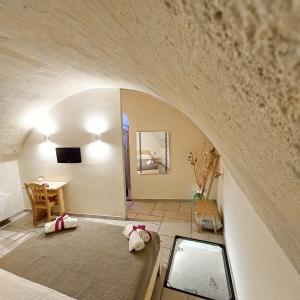 a room with a bed and a table in a room at Mikasa in Matera