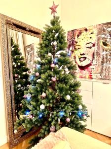een groene kerstboom voor een spiegel bij Stephansdom apartment in Wenen