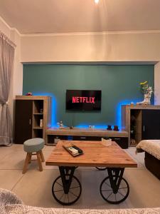 ein Wohnzimmer mit einem TV an der Wand in der Unterkunft Mairas Ηouse in Piräus
