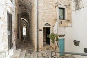 Une ruelle dans un vieux bâtiment avec une porte dans l'établissement Rifugio del Monsignore, à Ostuni