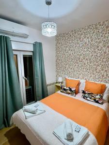 Hostal Flat55Madrid في مدريد: غرفة نوم بسرير ونافذة مع ستائر خضراء