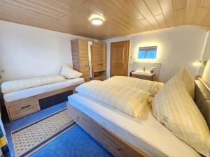 1 dormitorio con 2 camas en una habitación pequeña en Apart Auszeit, en Kappl