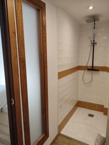 um chuveiro com uma porta de vidro na casa de banho em Alojamiento Rural Tres Palacios em Molina de Aragão