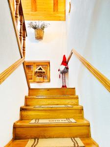 un pájaro de peluche parado en las escaleras de una casa en Vikend kuća Dina Vlašić en Vlasic