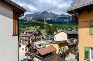 - une vue sur une ville avec une grue et des montagnes dans l'établissement Appartamento centralissimo con wi-fi, à Cortina dʼAmpezzo
