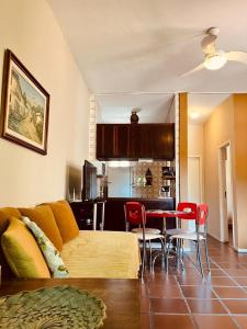 a living room with a couch and a table and chairs at Apartamento em Ilha de Cabo Frio in Cabo Frio