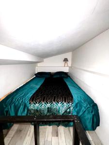 Un pat sau paturi într-o cameră la Joli cocon Montmartre