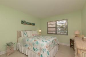 a bedroom with a bed and a window at Palms 313 in Islamorada +17 photos