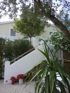 eine weiße Treppe, die zu einem Haus führt in der Unterkunft Adriatic Rose Apartment in Turanj