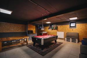 a billiard room with a pool table and a bench at Dwór Kolesin in Nowe Kramsko