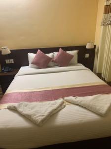 Postel nebo postele na pokoji v ubytování Rameshworam Hotel
