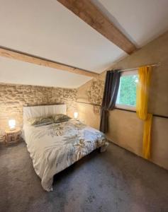 Schlafzimmer mit einem Bett und einem Fenster in der Unterkunft Mas provençal in Camaret-sur-Aigues
