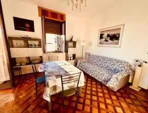 a living room with a couch and a table at Premier étage in Varazze