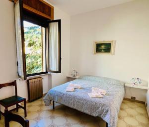 a bedroom with a bed and a window at Premier étage in Varazze