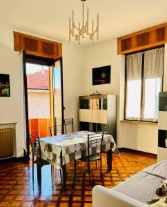 a kitchen and dining room with a table and chairs at Premier étage in Varazze