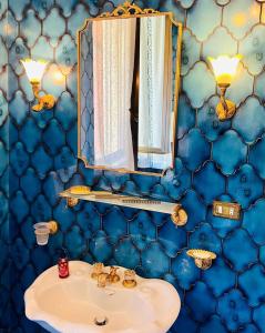 a bathroom with a sink and a mirror at Premier étage in Varazze +10 photos