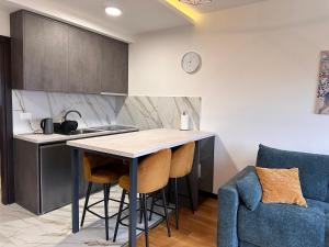 コパオニクにあるGlecer A07の部屋にテーブルと椅子のあるキッチン +13枚の写真