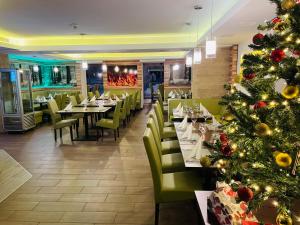 ein Weihnachtsbaum in einem Restaurant mit Weihnachtsdekoration in der Unterkunft Hotel Pruggererhof in Pruggern