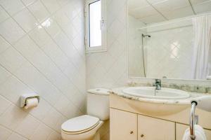 Koupelna v ubytování Linardo1 Villa con piscina y aire acondicionado + 17 fotografií