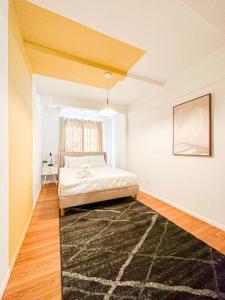 - une chambre avec un lit et un tapis noir dans l'établissement Relaxing 6 BR Oasis with Pool - Lou1, à Los Angeles