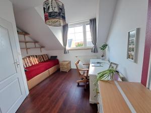 Habitación pequeña con cama y escritorio. en Family house with garden and sauna en Trnávka