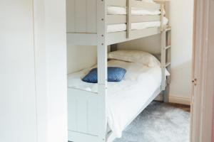 Etagenbett in einem kleinen Zimmer mit Etagenbett in einem Schlafzimmer. in der Unterkunft Delphi Lodge Cottages in Leenaun