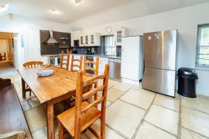 Delphi Lodge Cottages的厨房或小厨房