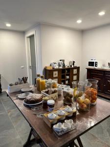 索马伦巴多Azienda agrituristica Scotti的桌子上摆满了食物 更多37张照片