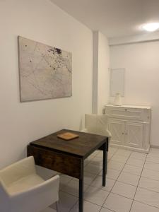 uma sala de jantar com uma mesa de madeira e cadeiras brancas em Monteur- & Ferienwohnungen in Dorsten Altstadt - ZENTRUM - NEU saniert em Dorsten