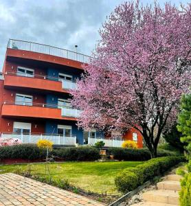 Vonkajšia záhrada v ubytovaní RoseHill Garden Family Villa with a Great Budapest View